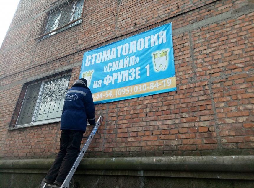 В Николаеве демонтировали 49 незаконных рекламных объектов