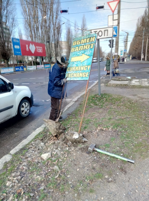 В Николаеве демонтировали 49 незаконных рекламных объектов