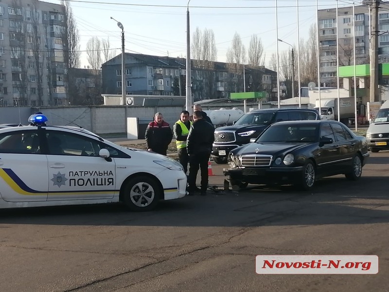 В Николаеве столкнулись «Дэу» и «Мерседес»: в Лесках огромная пробка