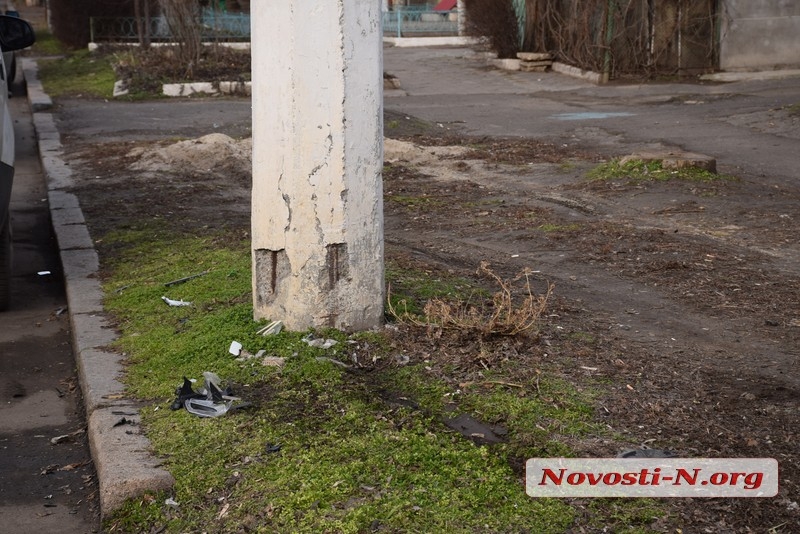 В Николаеве «Тойота» влетела в столб: водителя госпитализировали
