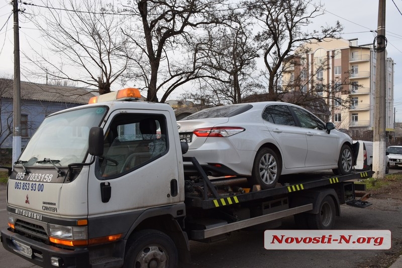 В Николаеве «Тойота» влетела в столб: водителя госпитализировали