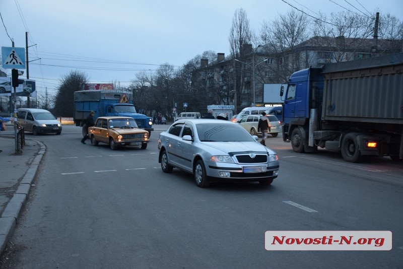 В Николаеве «копейка» въехала в «Шкоду»: на пр. Богоявленском пробка