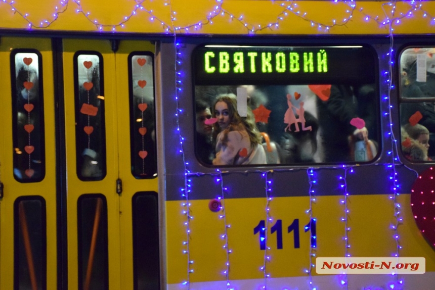 Николаевцы с музыкой и купидончиками проехались в «Трамвайчике влюбленных». ФОТОРЕПОРТАЖ