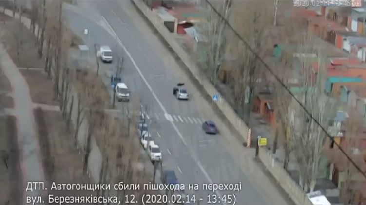 В Киеве автогонщики на огромной скорости сбили пешехода на переходе. Видео