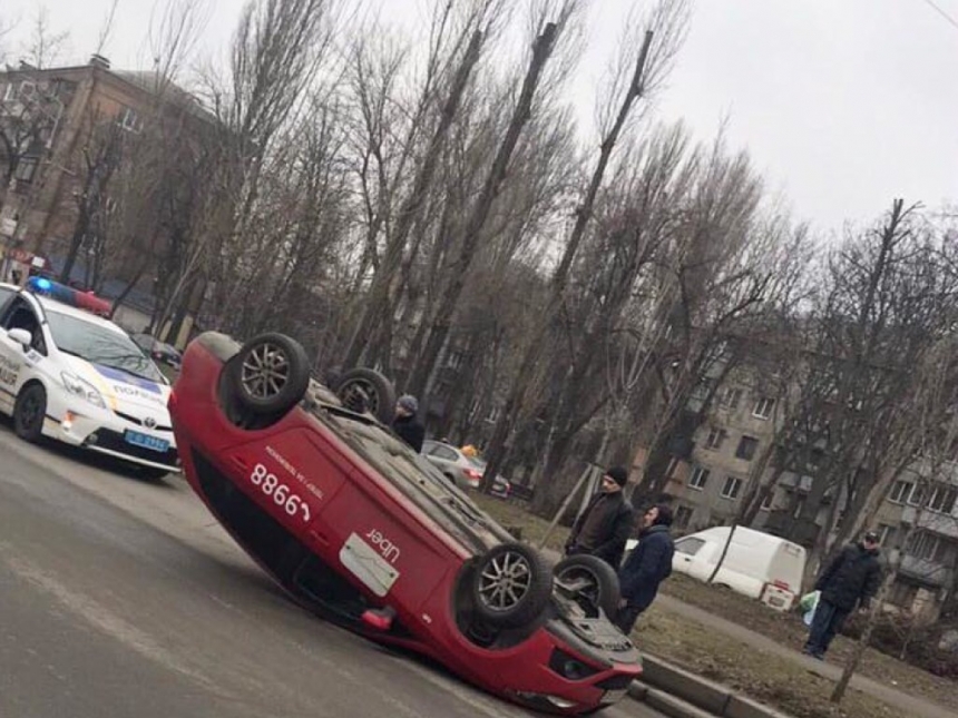 В Киеве перевернулось такси: есть пострадавшие