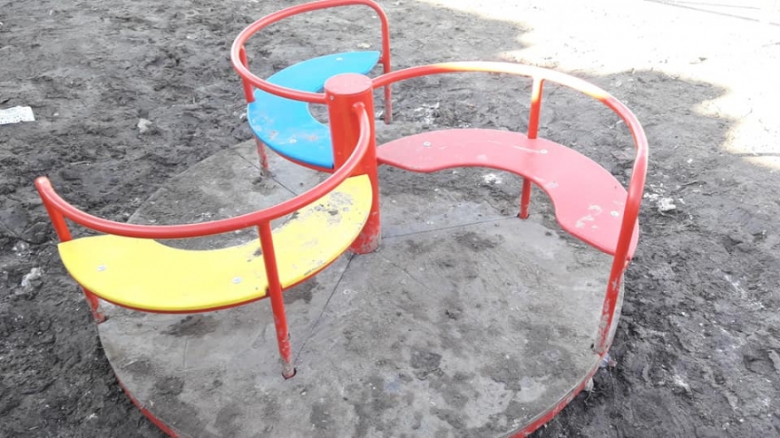 «Это апокалипсис»: в Николаеве детская площадка увязла в болоте