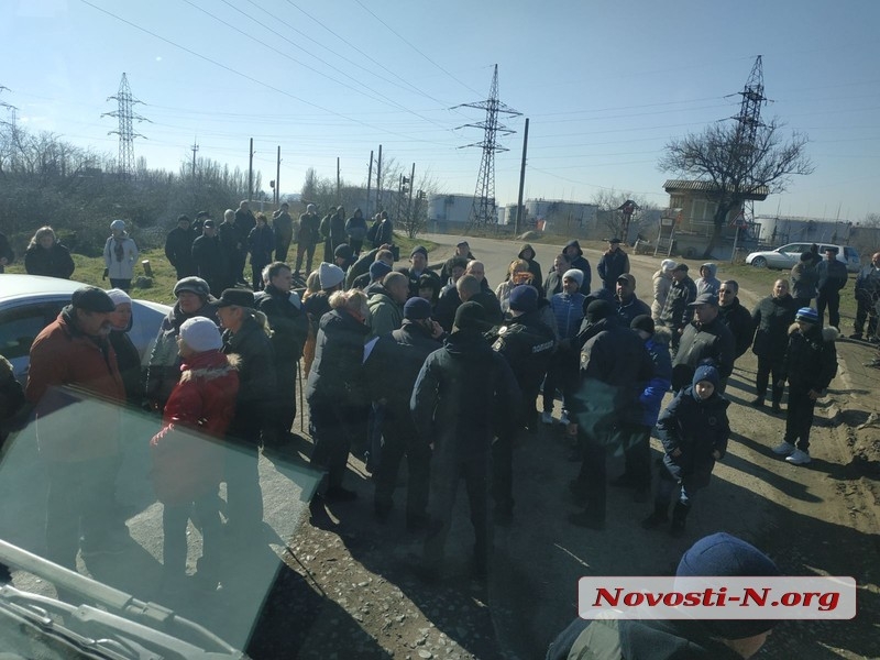 После дня блокады пикетчики открыли проезд большегрузам в порт в Николаеве. ВИДЕО