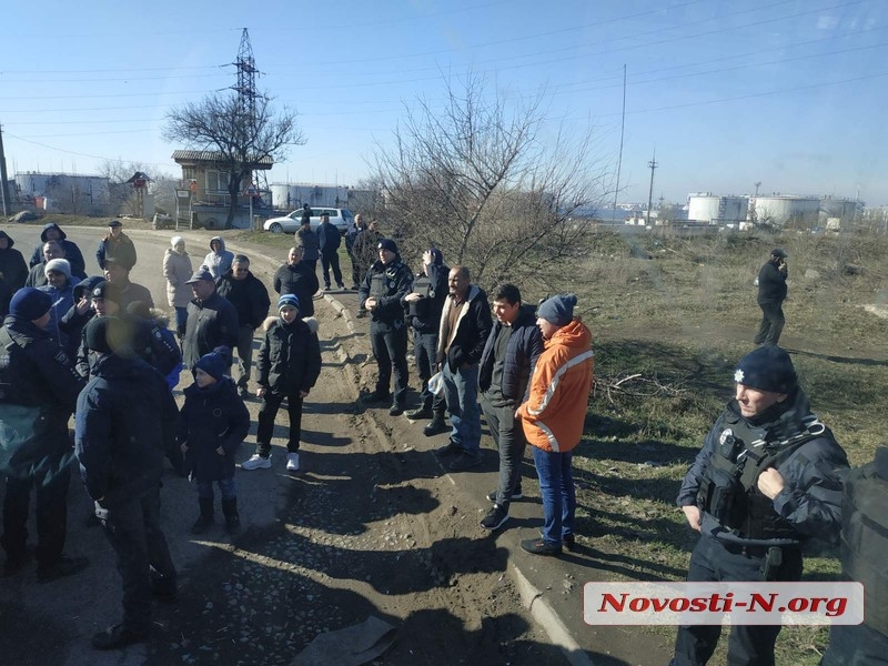 После дня блокады пикетчики открыли проезд большегрузам в порт в Николаеве