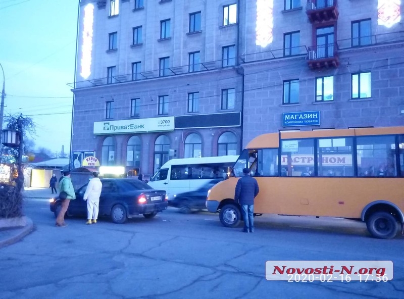 В центре Николаева маршрутка врезалась в «Мазду»