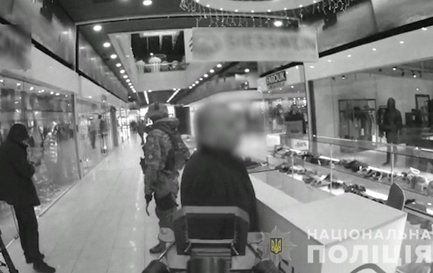 В киевском торговом центре задержали лидера преступной группировки. ВИДЕО