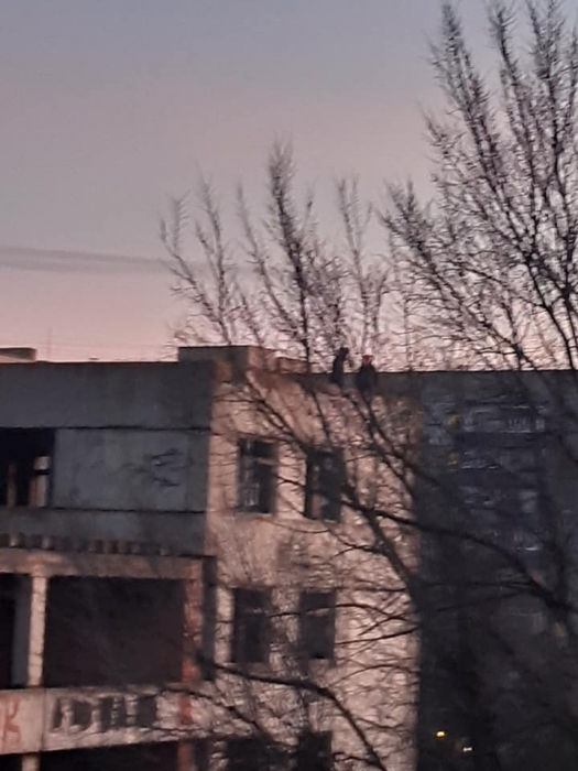 В Николаеве дети снова играют на крыше заброшенного недостроя, где сожгли Оксану Макар