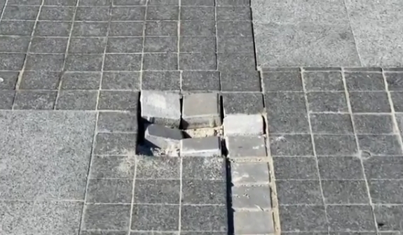 На Серой площади провалилась плитка