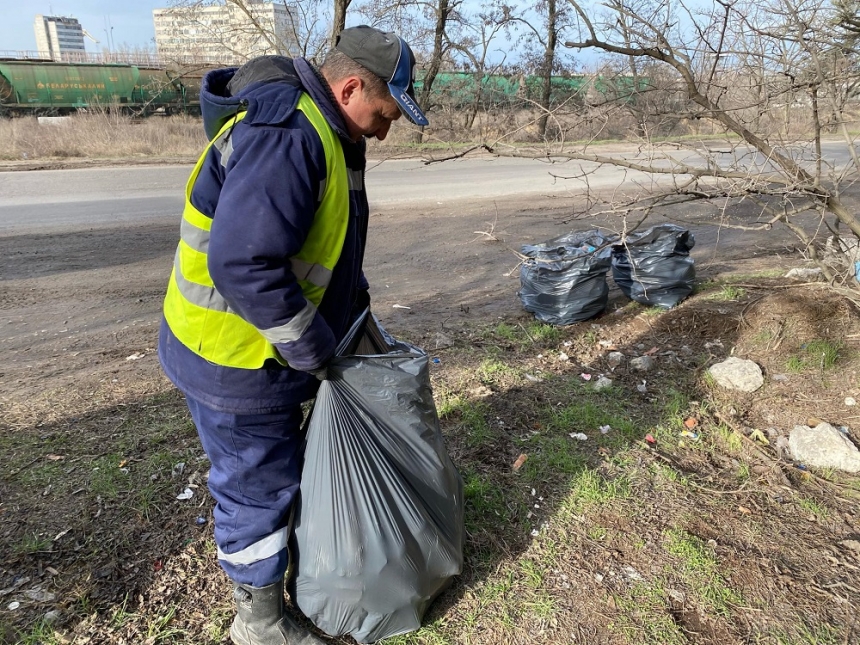 Портовики собрали более 200 мешков мусора с обочин дороги