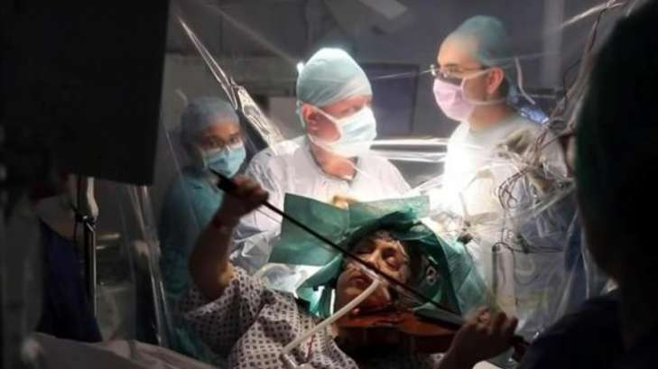 Пациентка сыграла на скрипке во время операции по удалению опухоли. Видео