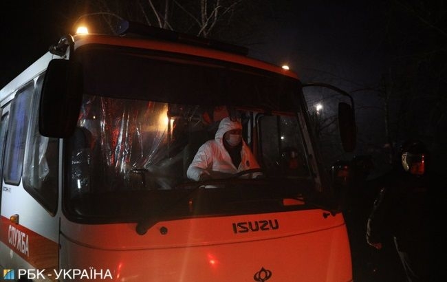 Эвакуированные из Китая закрывали собой детей от летевших в автобус камней. ВИДЕО