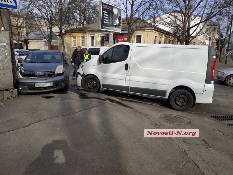 В Николаеве девушка на Nissan не пропустила микроавтобус: авто врезалось в столб, есть пострадавшая