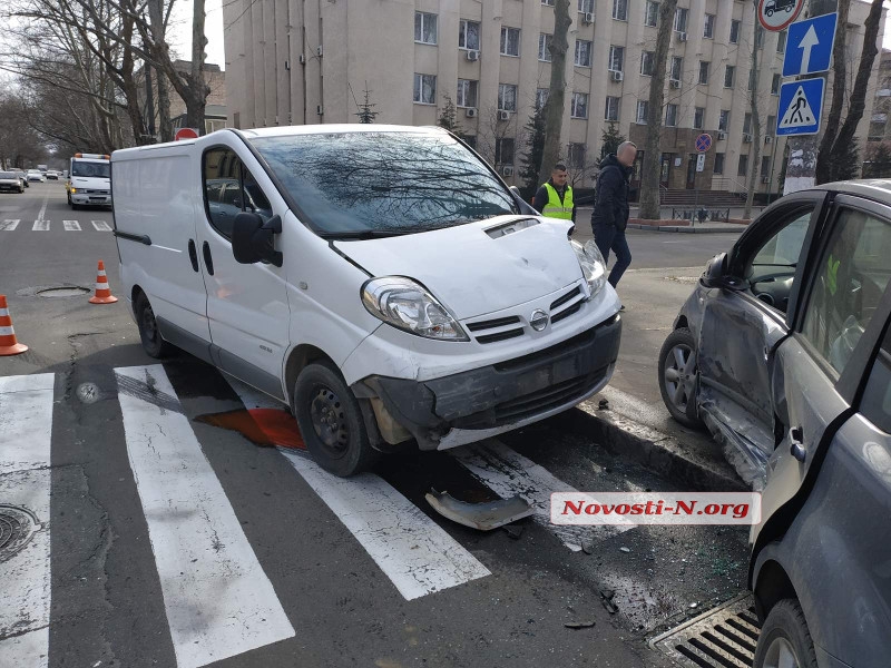 В Николаеве девушка на Nissan не пропустила микроавтобус: авто врезалось в столб, есть пострадавшая