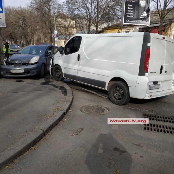 В Николаеве девушка на Nissan не пропустила микроавтобус: авто врезалось в столб, есть пострадавшая