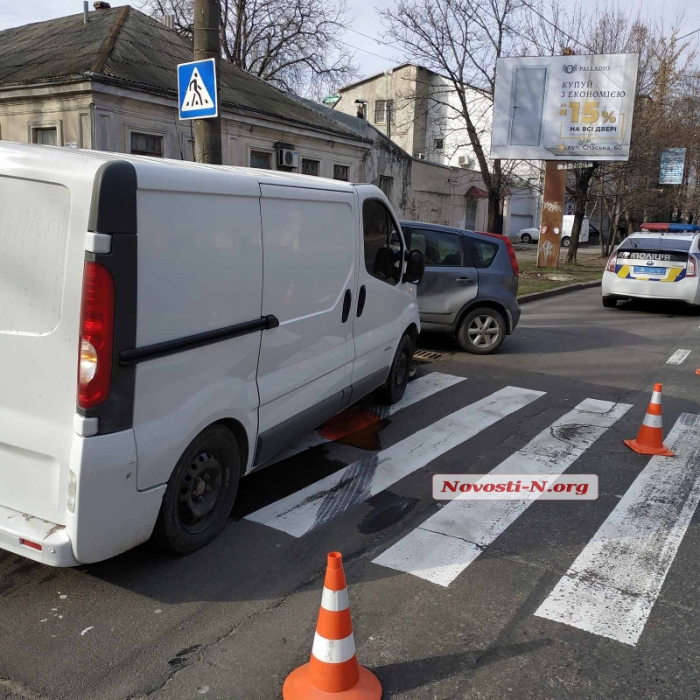 В Николаеве девушка на Nissan не пропустила микроавтобус: авто врезалось в столб, есть пострадавшая