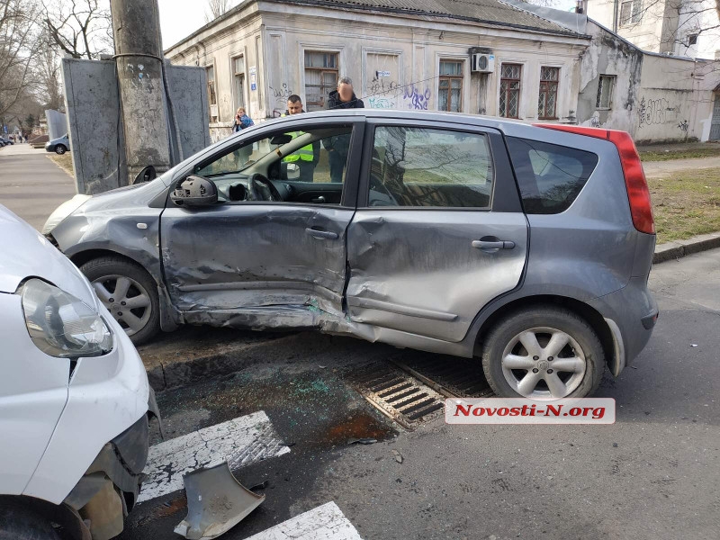 В Николаеве девушка на Nissan не пропустила микроавтобус: авто врезалось в столб, есть пострадавшая