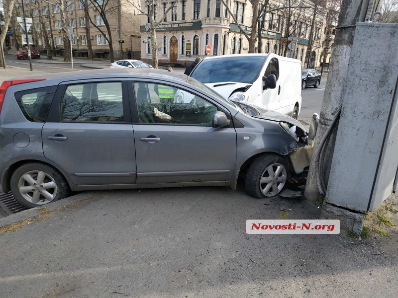 В Николаеве девушка на Nissan не пропустила микроавтобус: авто врезалось в столб, есть пострадавшая