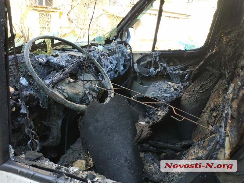 Ночью в Николаеве сгорели два автомобиля — подозревают поджог