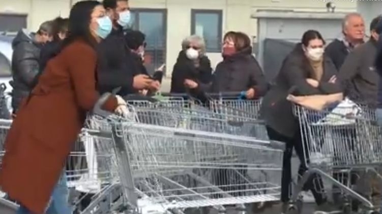 В Италии паника: люди опустошают магазины из-за эпидемии коронавируса