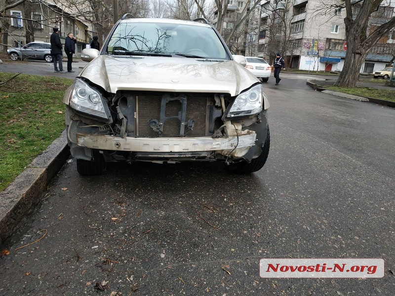 В центре Николаева «Мерседес» протаранил «Ниссан»