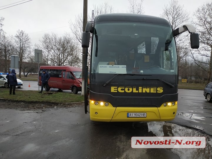 В Николаеве столкнулись международный автобус и маршрутка: пострадали 5 человек