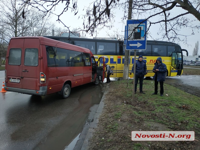 В Николаеве столкнулись международный автобус и маршрутка: пострадали 5 человек