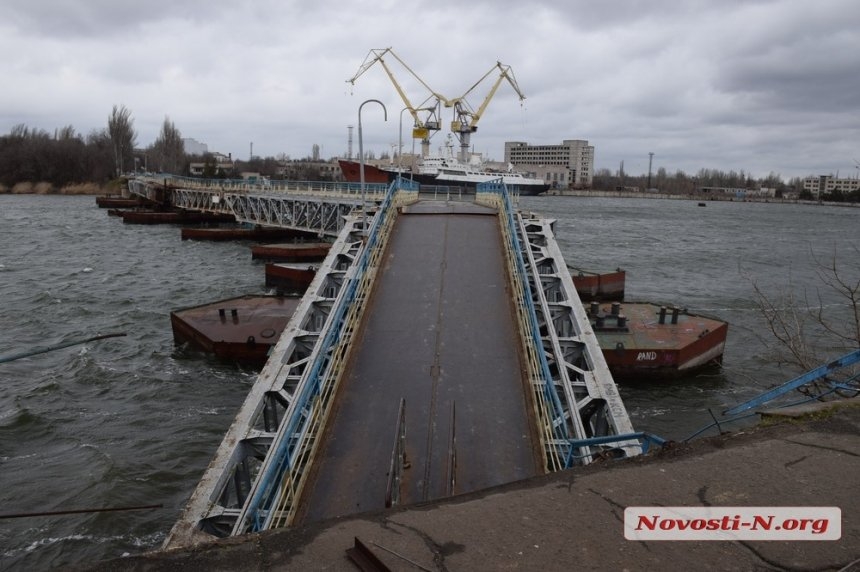 В Николаеве штормовой ветер валит деревья: повреждены автомобили, перекрыты улицы. ОБНОВЛЯЕТСЯ