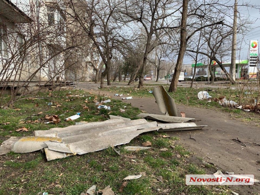 В Николаеве штормовой ветер валит деревья: повреждены автомобили, перекрыты улицы. ОБНОВЛЯЕТСЯ