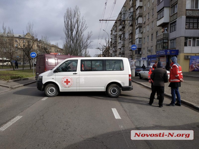 В Николаеве упавшие деревья перекрыли проезд по проспекту Центральному и ул. Космонавтов