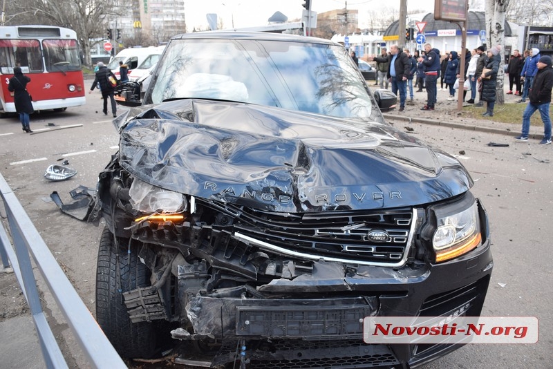 В центре Николаева Range Rover протаранил маршрутку — много пострадавших. ВИДЕО