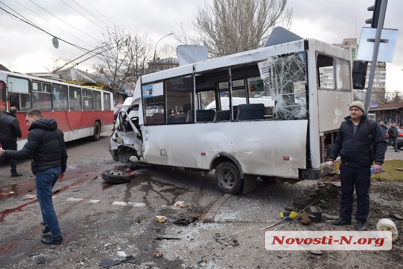 В центре Николаева Range Rover протаранил маршрутку — много пострадавших. ВИДЕО