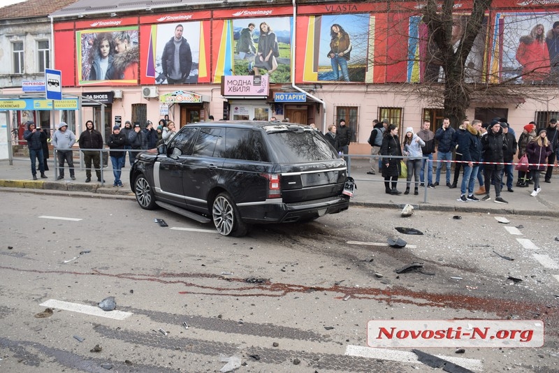 В центре Николаева Range Rover протаранил маршрутку — много пострадавших. ВИДЕО