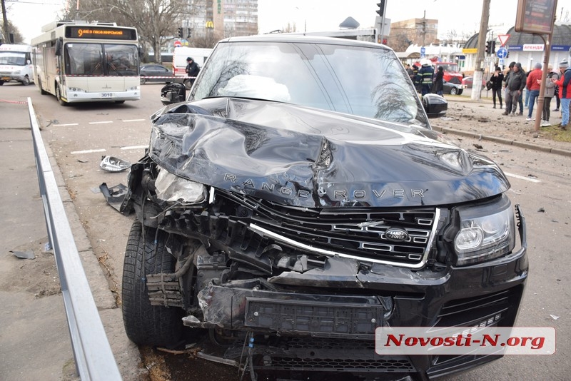 В центре Николаева Range Rover протаранил маршрутку — много пострадавших. ВИДЕО