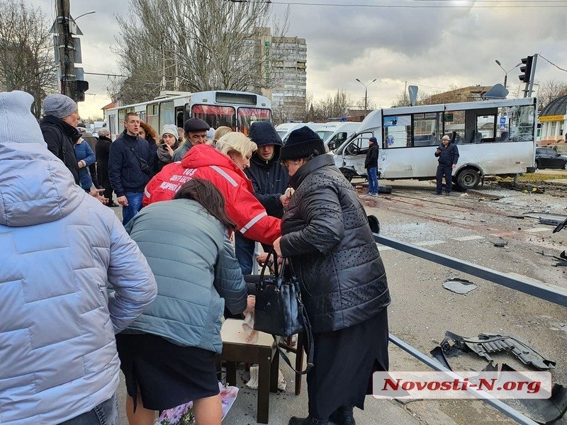 Умерла пассажирка маршрутки, которую перевернул Range Rover в центре Николаева