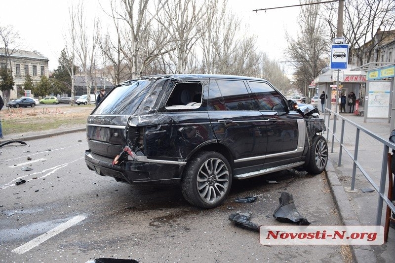 Умерла пассажирка маршрутки, которую перевернул Range Rover в центре Николаева