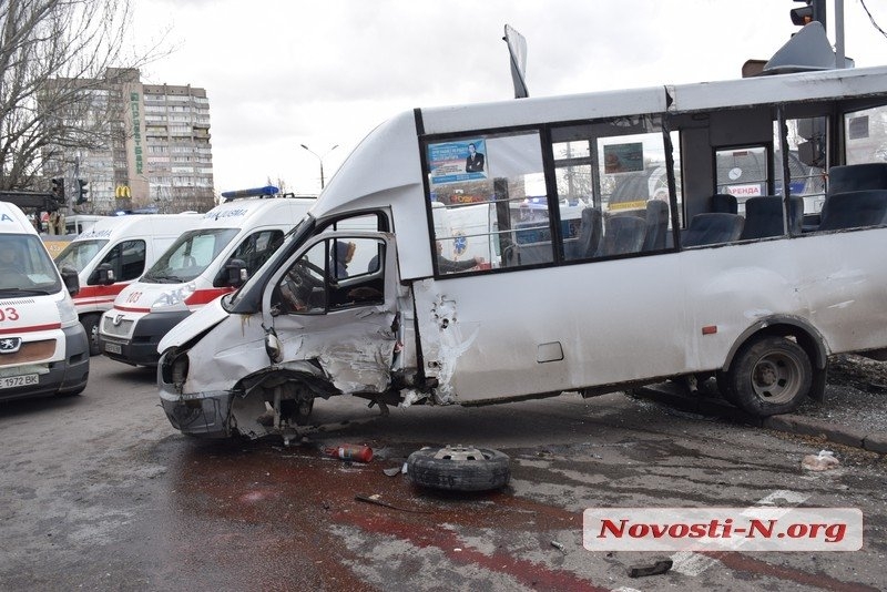 Умерла пассажирка маршрутки, которую перевернул Range Rover в центре Николаева