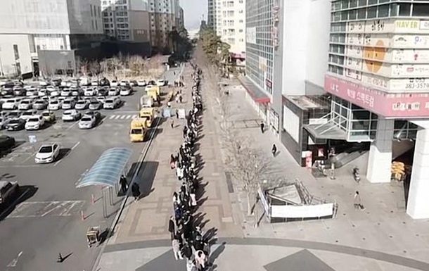 В Южной Корее сняли рекордную очередь за масками. ВИДЕО
