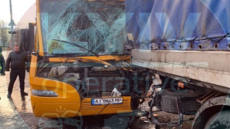 В Киеве столкнулись грузовик и маршрутка: пострадали 12 человек
