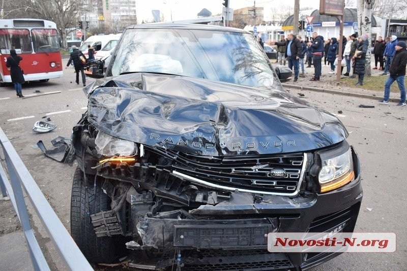 Водителю Range Rover, перевернувшего маршрутку в Николаеве, сообщили о подозрении