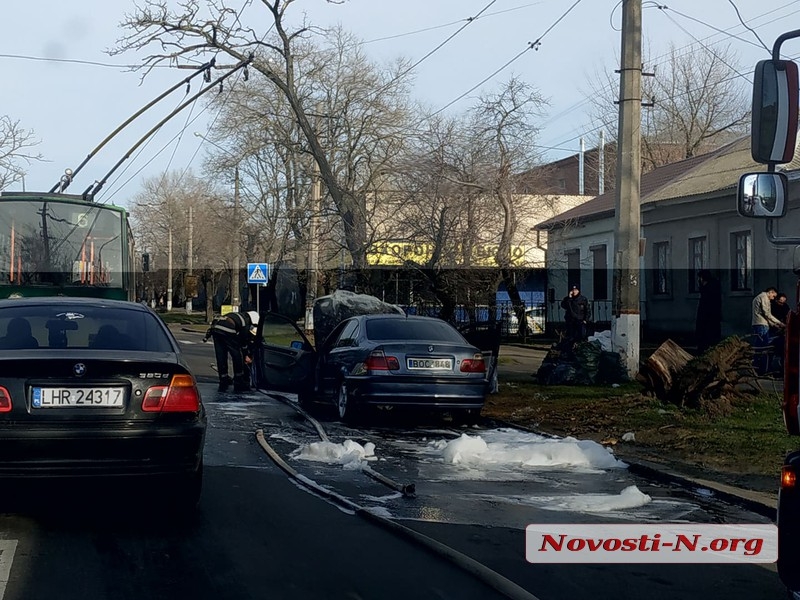 В центре Николаева на ходу загорелся «БМВ». ВИДЕО