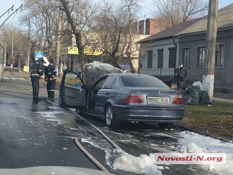 В центре Николаева на ходу загорелся «БМВ». ВИДЕО