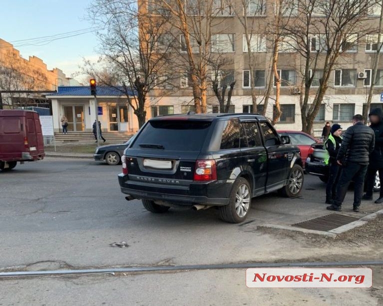 В Николаеве «Рендж Ровер» врезался в «Хюндай»