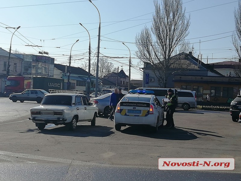 В центре Николаева столкнулись «Хонда» и «ВАЗ»