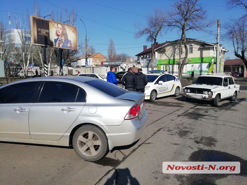 В центре Николаева столкнулись «Хонда» и «ВАЗ»