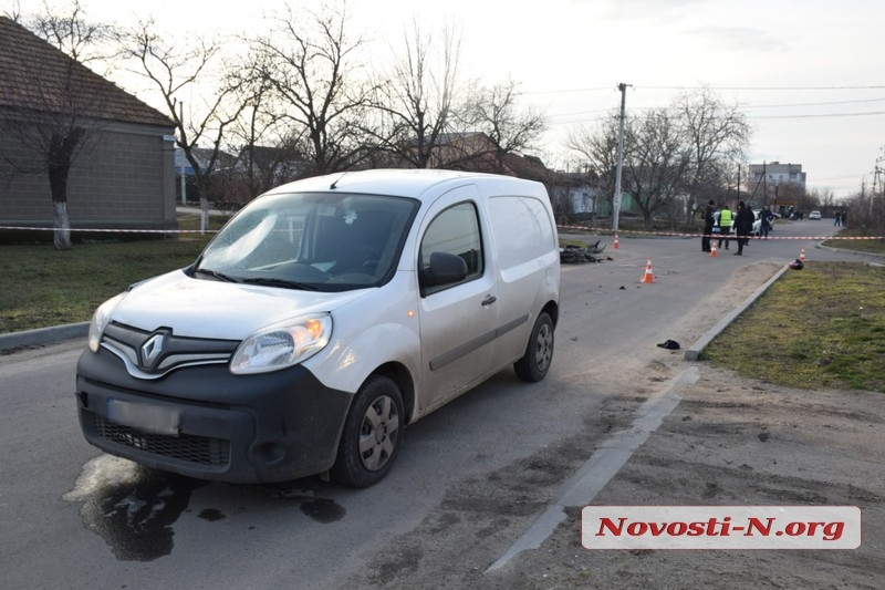 В Николаеве мопед въехал в «Рено»: серьезно пострадали два человека