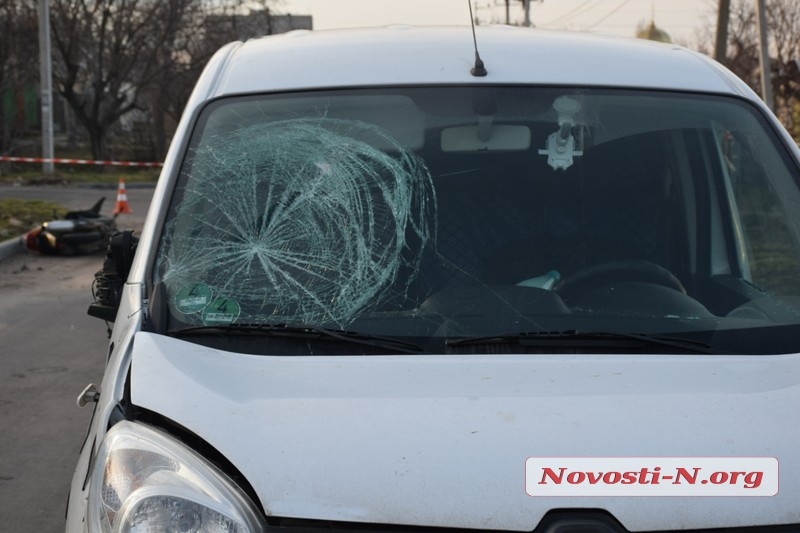В Николаеве мопед въехал в «Рено»: серьезно пострадали два человека
